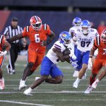 Illinois rallies in the 4th quarter to beat No. 19 Kansas 23-17