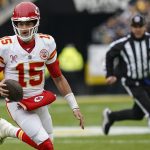 Mahomes throws 3 TDs as Chiefs clinch AFC’s top seed by breezing past the skidding Steelers 29-10